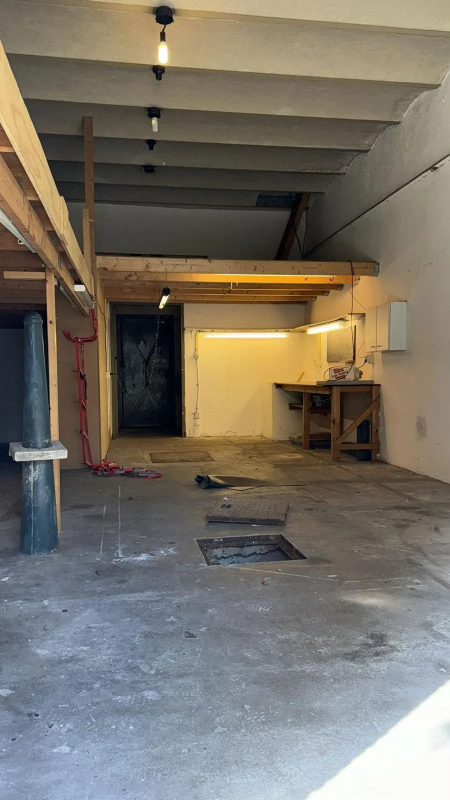 Begane grond van een woning in casco staat tijdens de renovatie