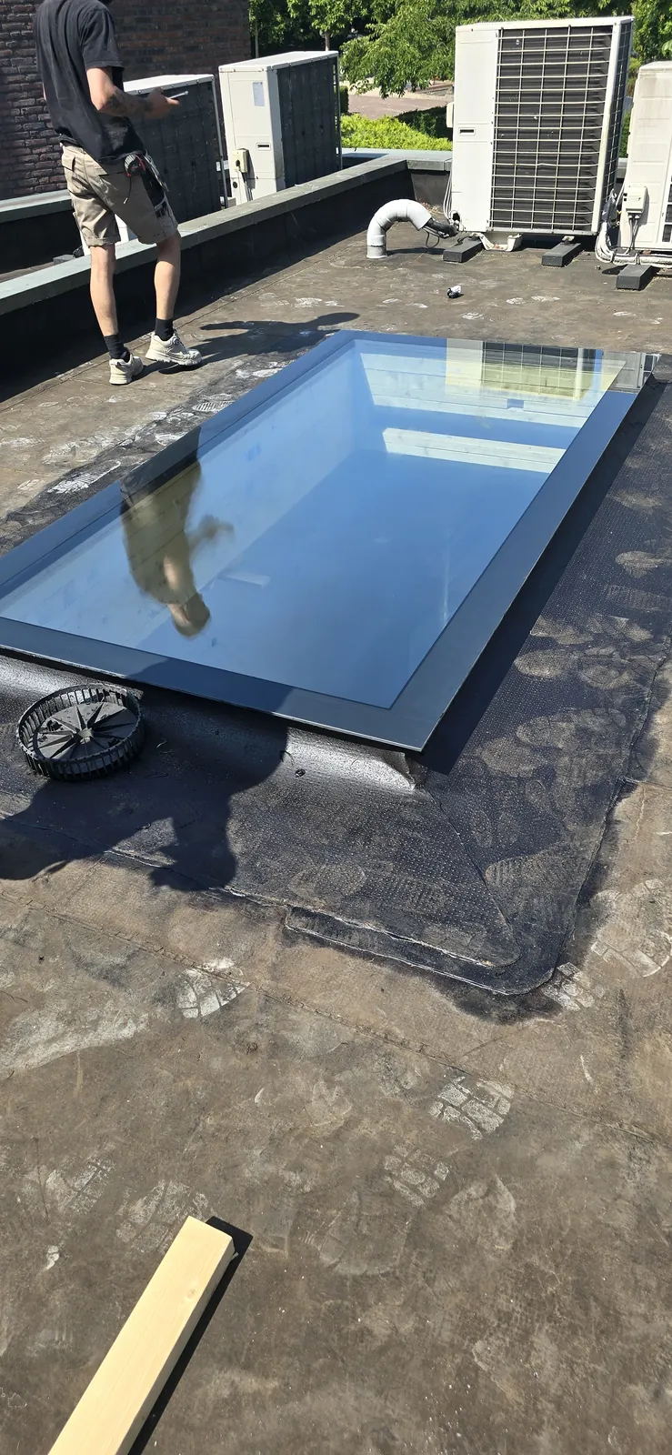 Nieuw dakraam op een plat dak tijdens de plaatsing