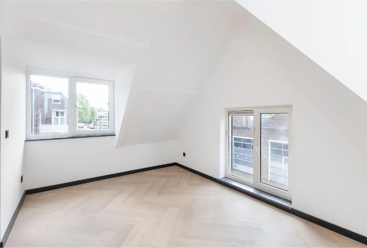 Slaapkamer onder schuin dak met visgraatvloer