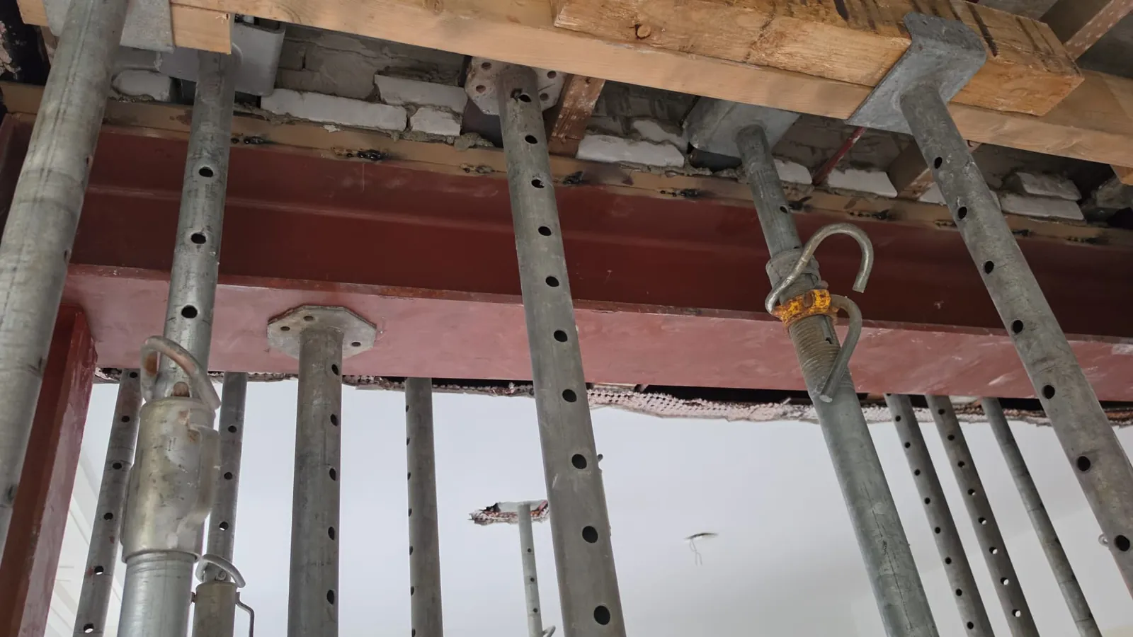 Stalen ligger met stempels tijdens een constructieve verbouwing