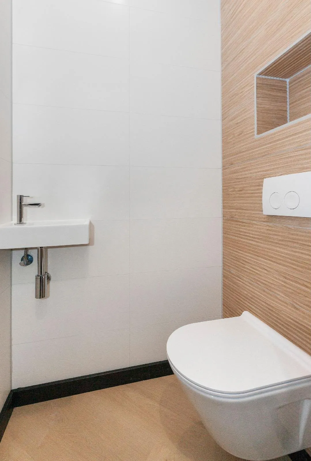 Hangtoilet met houten wand en nis
