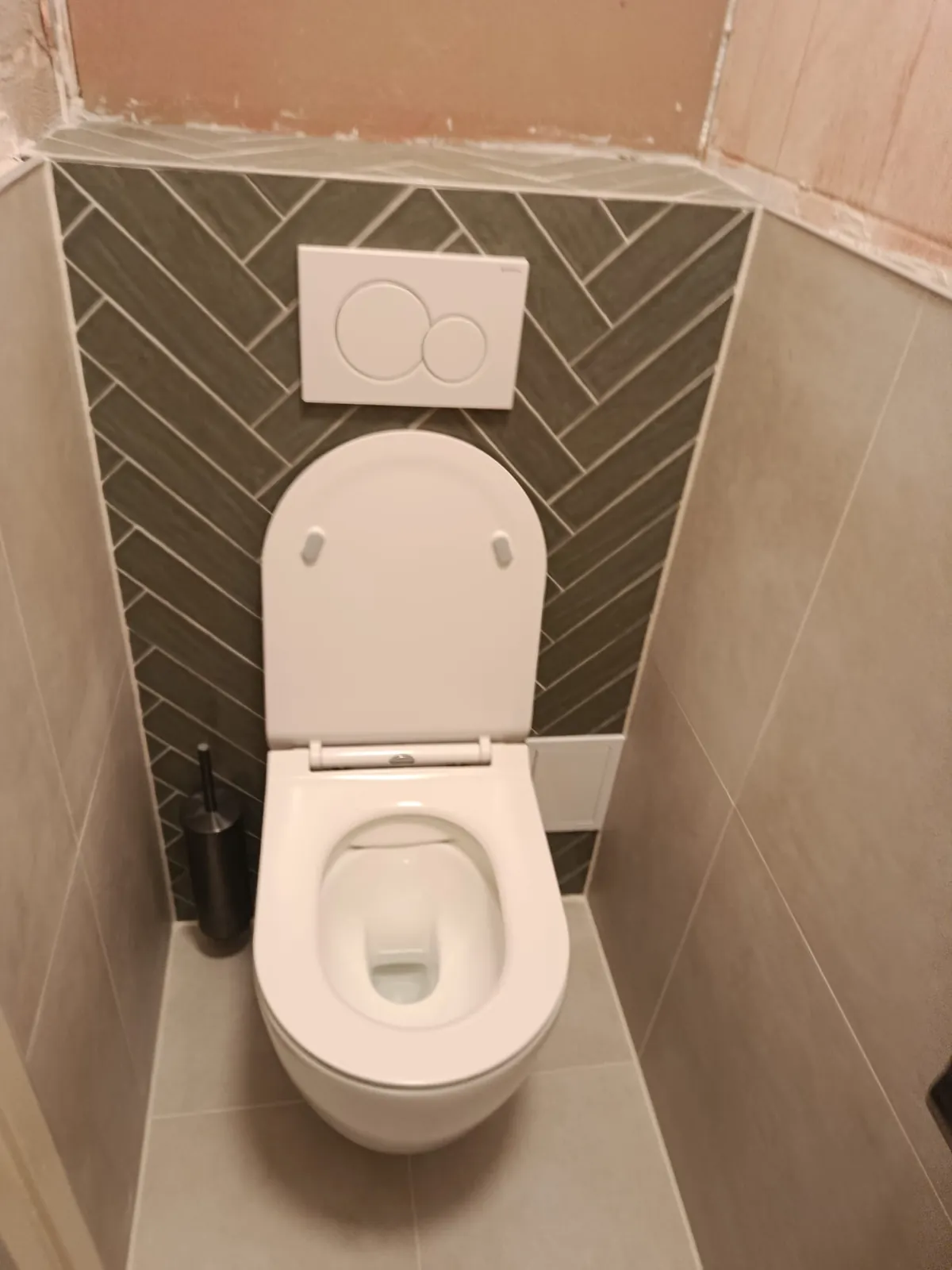 Toilet met groene visgraattegels