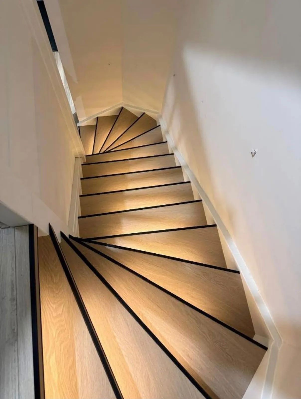 Trap met warme ledverlichting langs iedere trede