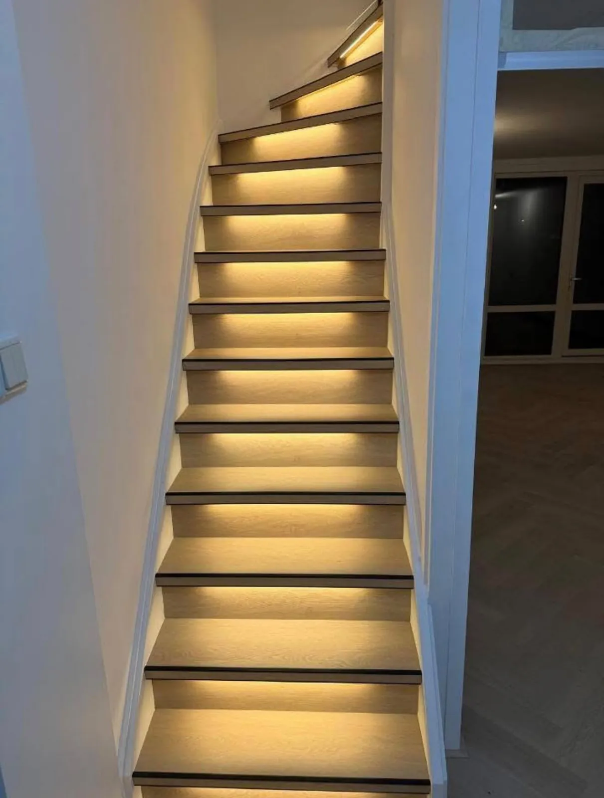 Trap met ingebouwde ledverlichting onder iedere trede