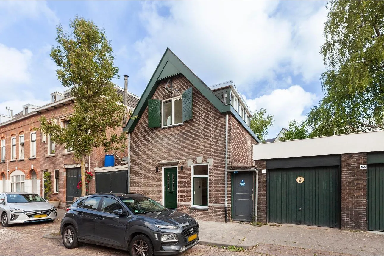 Woning met groene dakkapel in een Rotterdamse straat