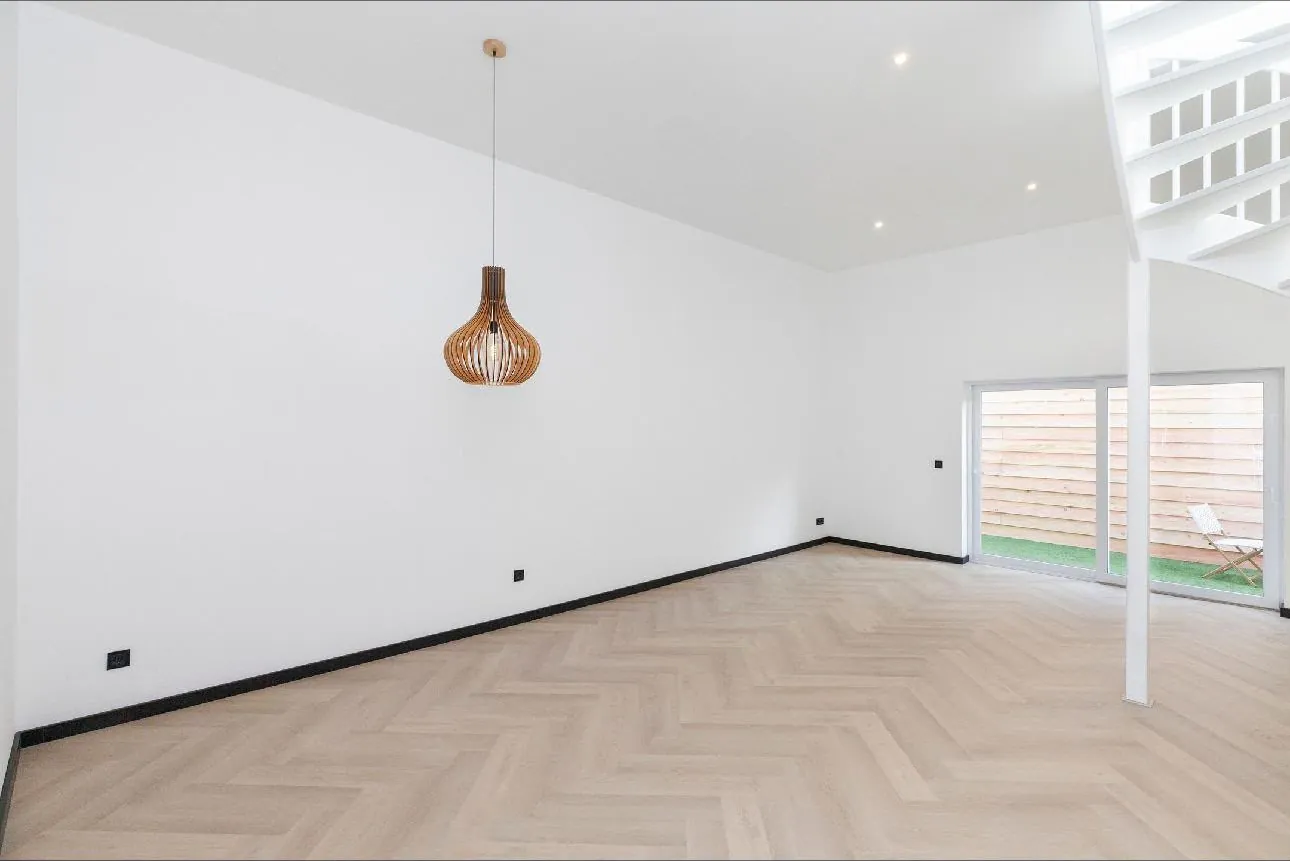 Woonkamer met hanglamp en inbouwspots